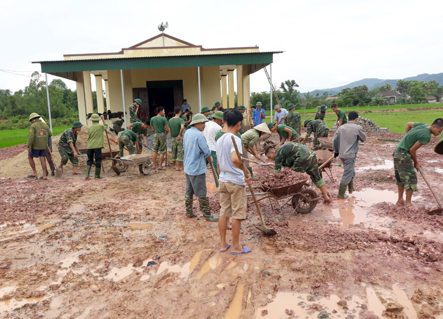 Người dân xã Thạch Ngọc chỉnh trang nhà văn hóa thôn