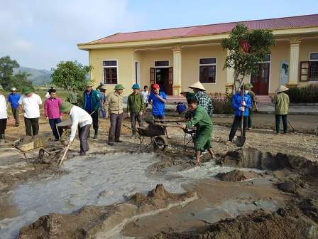 Đông đảo đoàn viên thanh niên, Công đoàn UBND xã và bà con nhân dân thôn 3 Bồng Giang sôi nổi ra quân làm sân bê tông hội quán thôn.