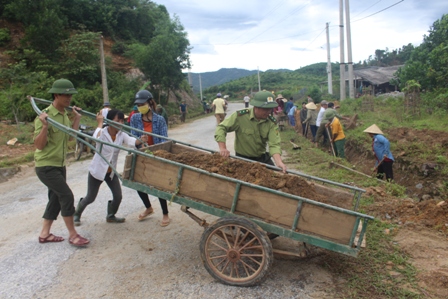 Cơ quan Hạt Kiểm lâm huyện phối hợp với nhân dân thôn Ngân Mốc nạo vét mương thoát nước