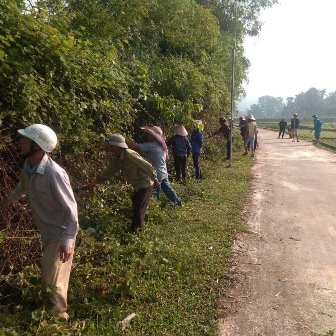 Chi Hội Nông dân thôn Cừa Lĩnh phát quang đường giao thông nông thôn