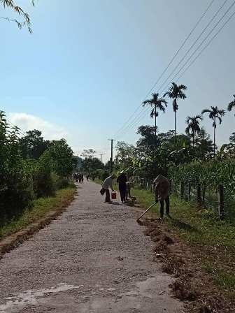 Hội viên Chi hội Nông dân thôn Đồng Minh dọn vệ sinh môi trường và phát quang tuyến đường Đồng Lý.