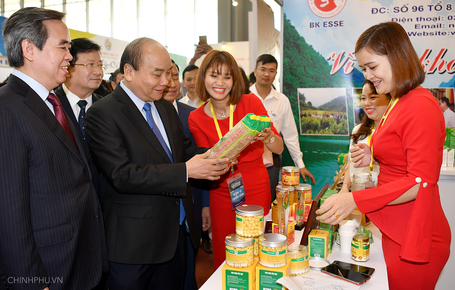 Bí thư Tỉnh ủy Hà Tĩnh dự triển lãm 10 năm Nghị quyết “tam nông”