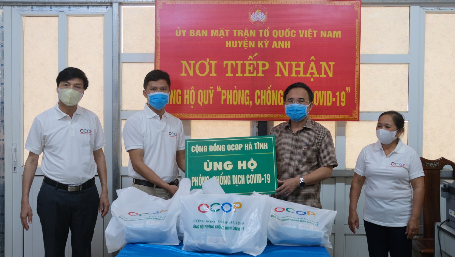 Đại diện Cộng đồng OCOP Hà Tĩnh và Văn phòng Điều phối NTM tỉnh trao quà tại huyện Kỳ Anh