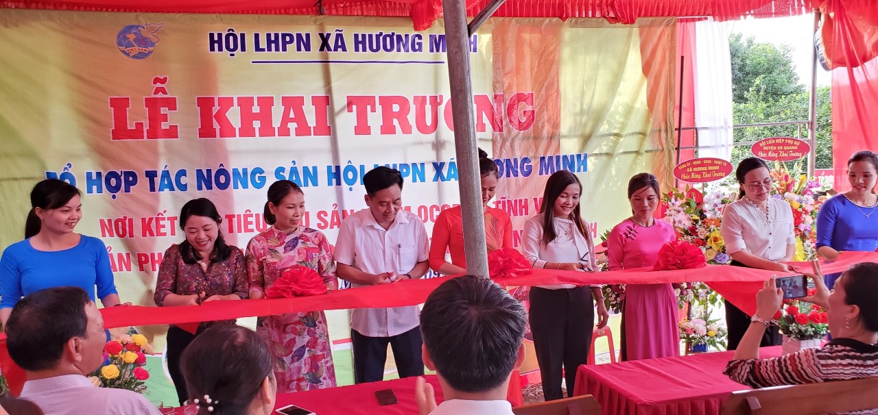 lãnh đạo cắt băng khai trương 095132