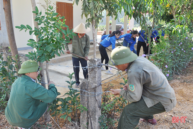 Sinh viên Hà Nội dành ngày nghỉ hè làm nông thôn mới tại nơi nóng nhất Hà Tĩnh