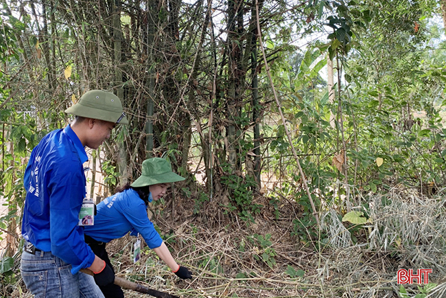 Sinh viên Hà Nội dành ngày nghỉ hè làm nông thôn mới tại nơi nóng nhất Hà Tĩnh