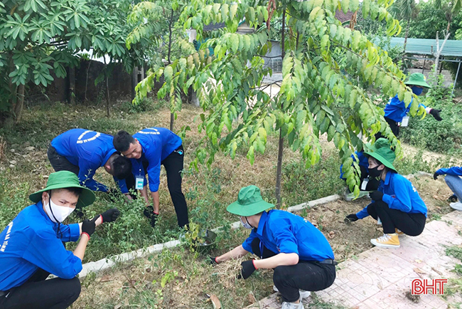 Sinh viên Hà Nội dành ngày nghỉ hè làm nông thôn mới tại nơi nóng nhất Hà Tĩnh