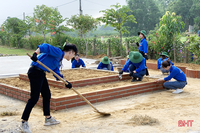 Sinh viên Hà Nội dành ngày nghỉ hè làm nông thôn mới tại nơi nóng nhất Hà Tĩnh