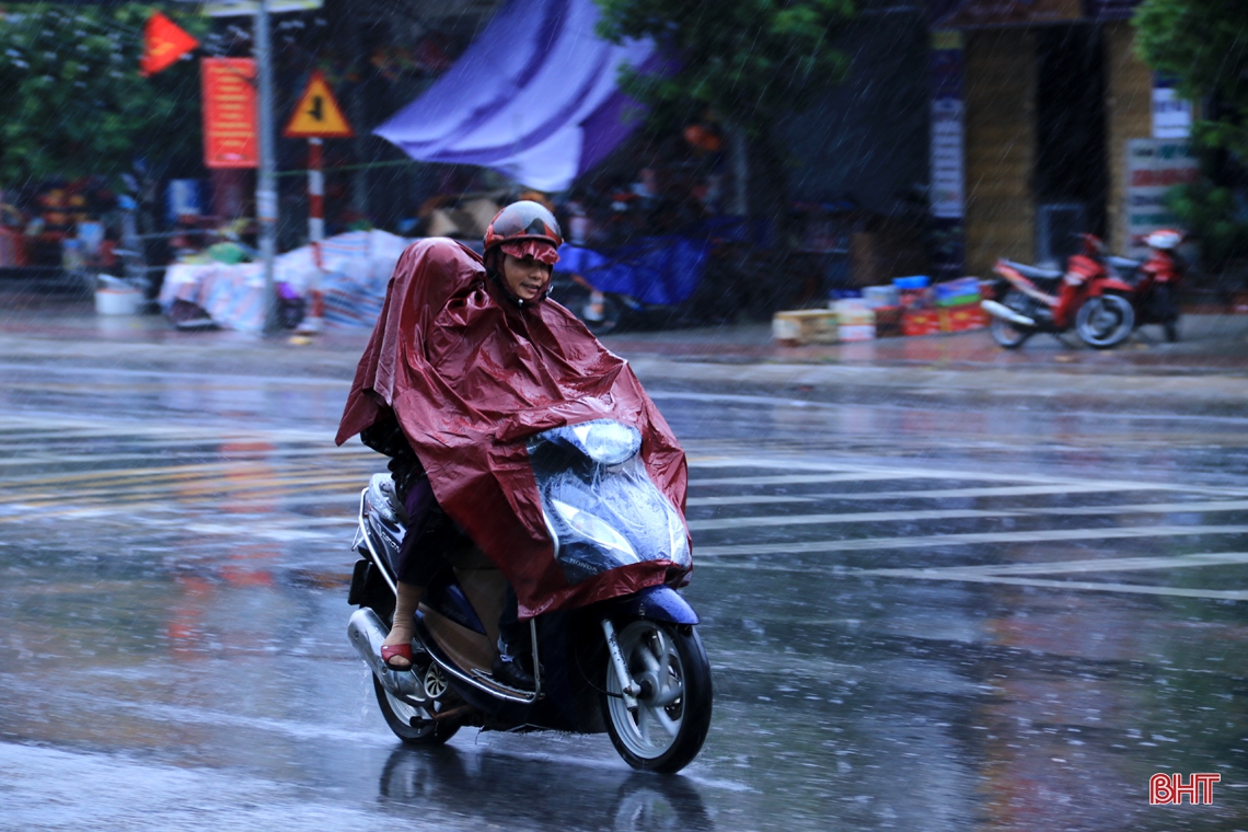 Ảnh hưởng rãnh áp thấp, Hà Tĩnh có mưa, rải rác dông