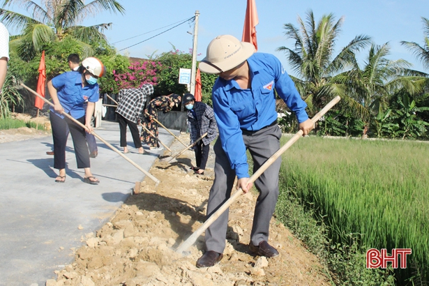 Đoàn thanh niên hỗ trợ 100 tấn xi măng làm đường giao thông ở Hồng Lộc