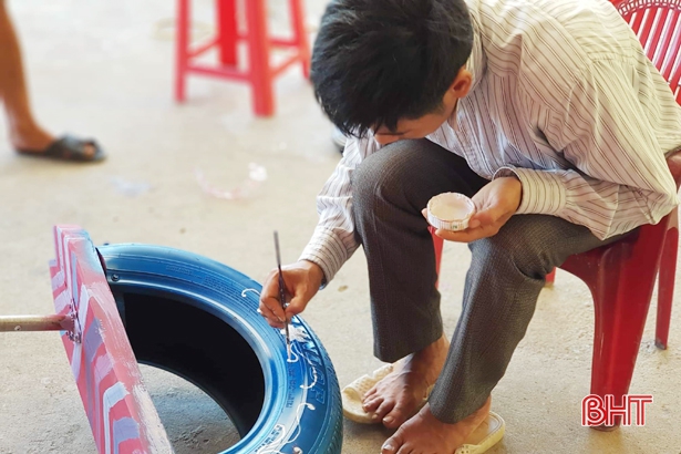 “Biến” lốp xe thành chậu hoa làm đẹp làng quê nông thôn mới ở Vũ Quang