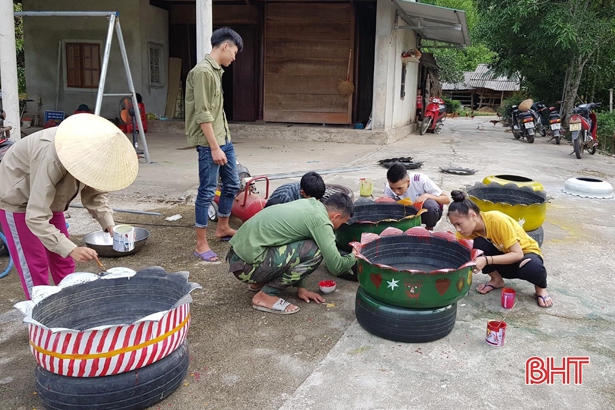 “Biến” lốp xe thành chậu hoa làm đẹp làng quê nông thôn mới ở Vũ Quang