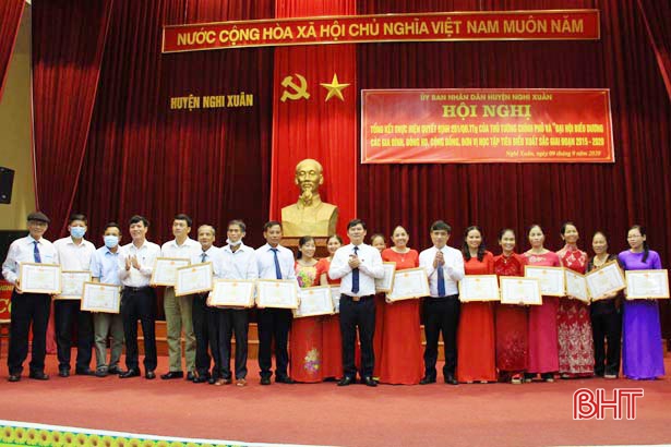 Nghi Xuân vinh danh 39 gia đình, dòng họ và cộng đồng học tập