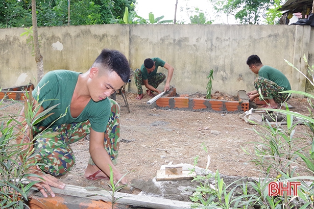 Ngày nghỉ, bộ đội về làng giúp người dân Hà Tĩnh xây dựng nông thôn mới