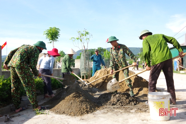 Ngày nghỉ, bộ đội về làng giúp người dân Hà Tĩnh xây dựng nông thôn mới