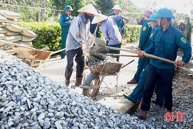 Ngày nghỉ, bộ đội về làng giúp người dân Hà Tĩnh xây dựng nông thôn mới