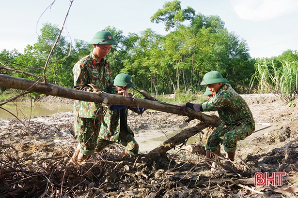 Ngày nghỉ, bộ đội về làng giúp người dân Hà Tĩnh xây dựng nông thôn mới