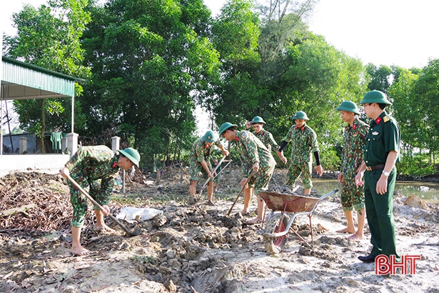 Ngày nghỉ, bộ đội về làng giúp người dân Hà Tĩnh xây dựng nông thôn mới