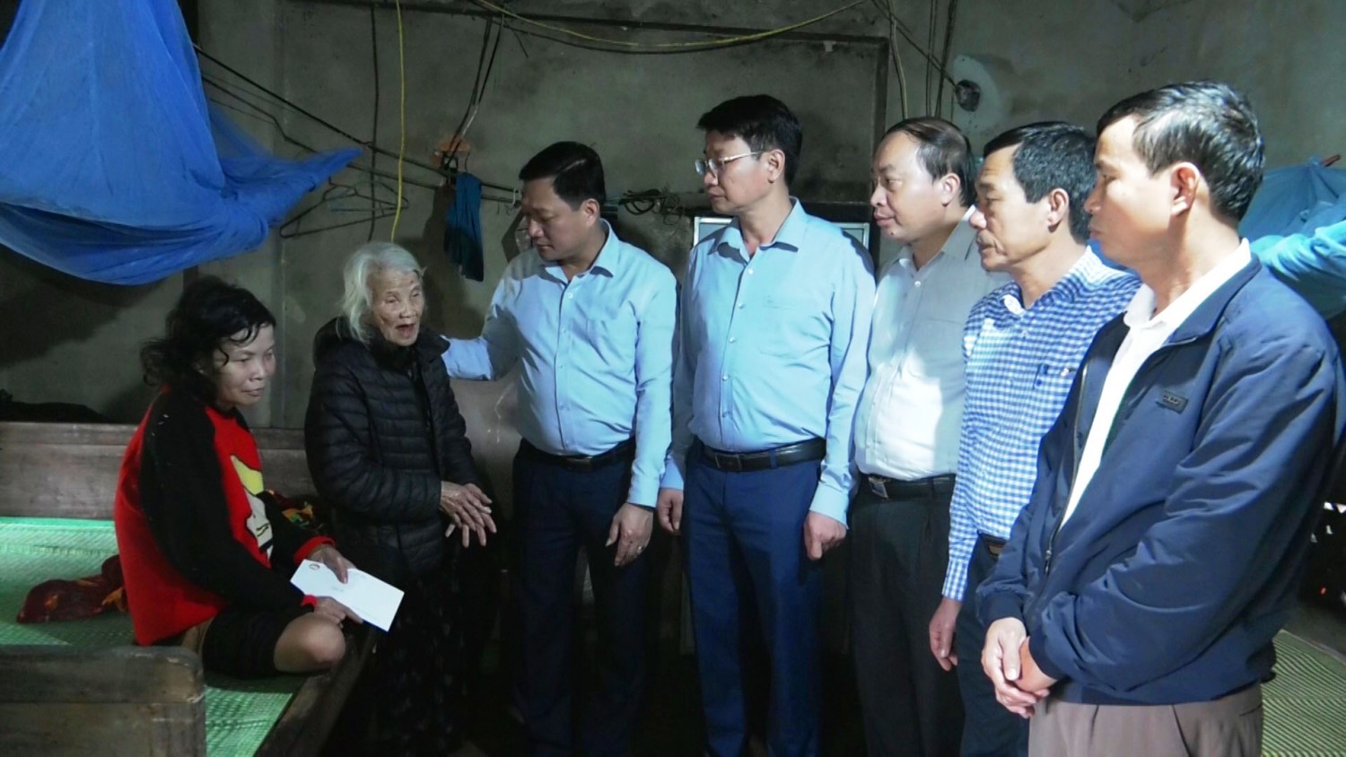 Anh Duc PBT Tang qua bà Trần Thị Khanh thôn Trung Nam xã An Dũng