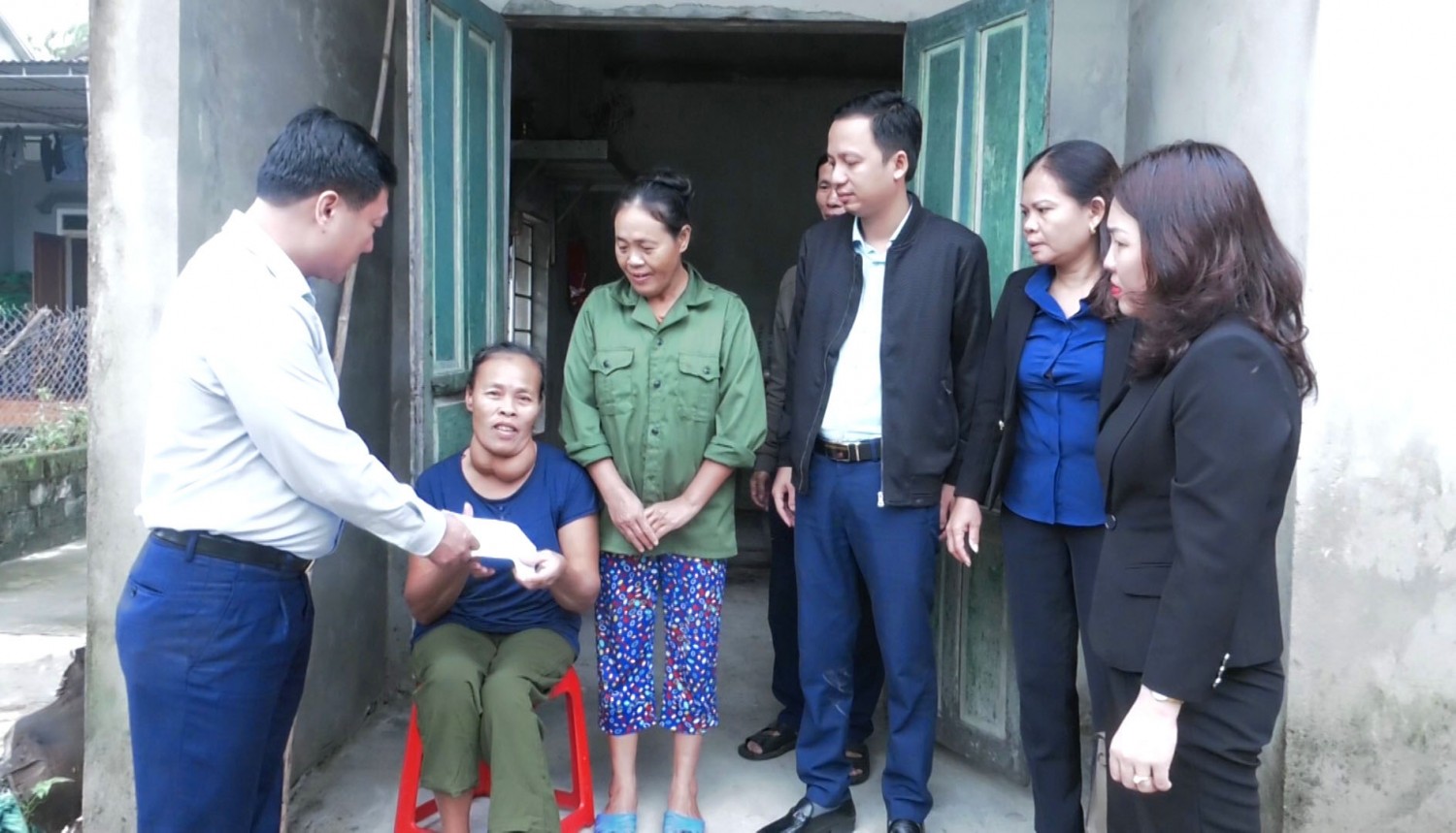 Anh Duc PBT Tang qua chị Đinh Thị Phương thôn Trung thành xã lâm trung thủy