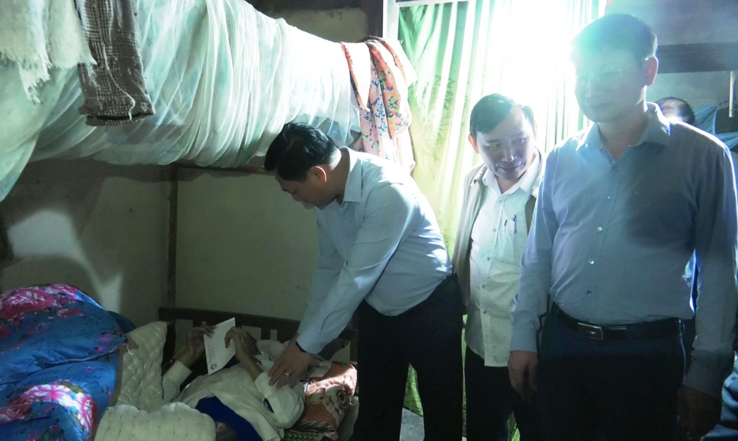 Anh Duc PBT tang qua ông Phan Thưởng thôn Tân Lộc Tân Hương