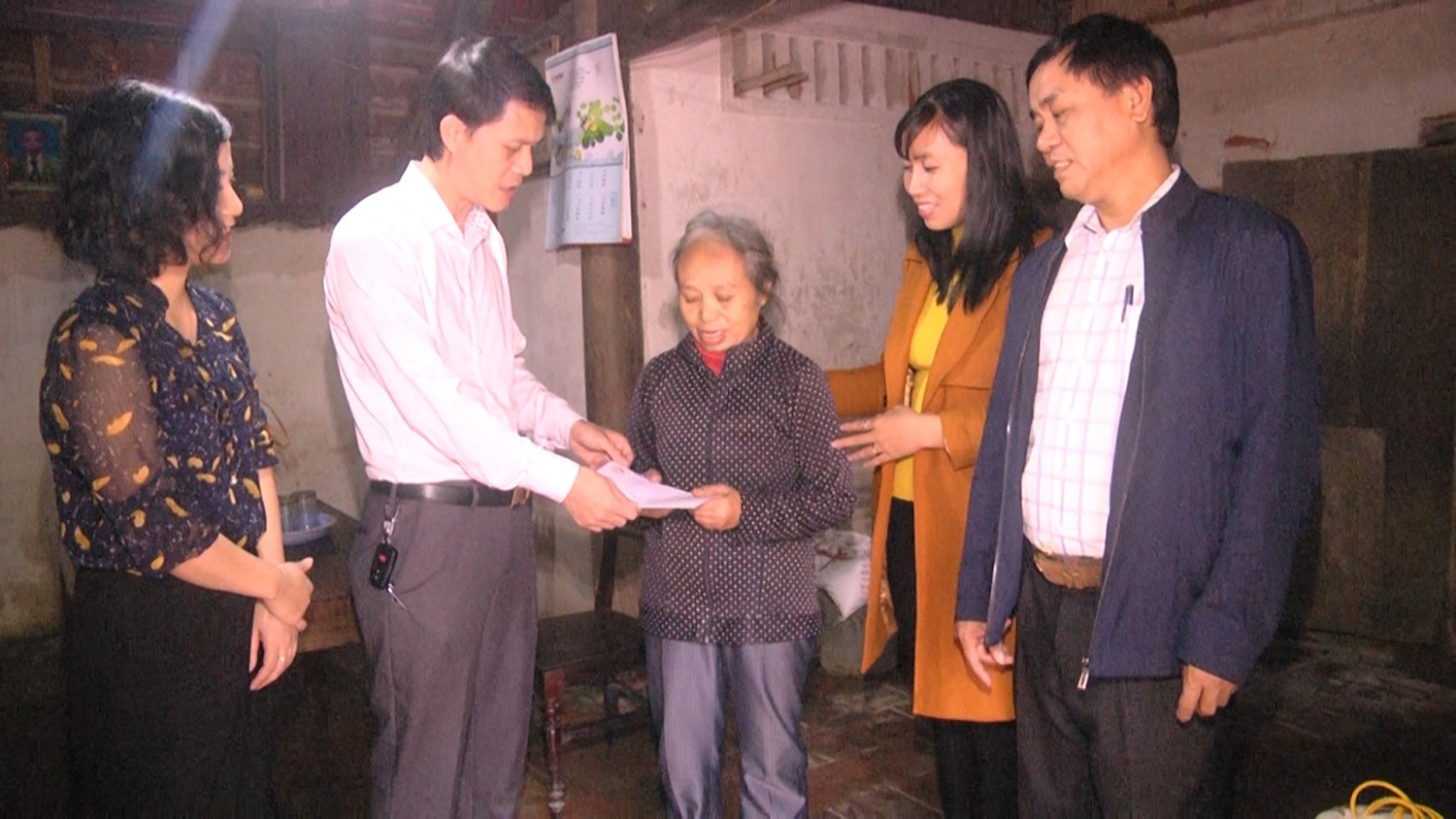 PCTHD Tang qua chi Đặng Thị Hiền Hạ Tứ Hộ nghèo, độc thân