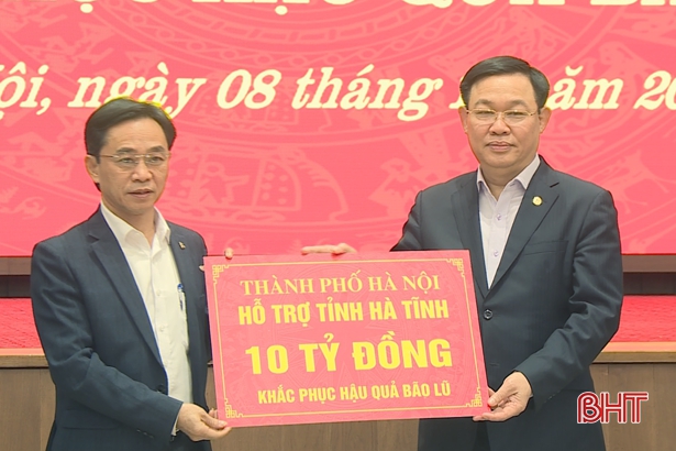 TP Hà Nội trao kinh phí hỗ trợ Hà Tĩnh và các tỉnh miền Trung - Tây Nguyên khắc phục hậu quả mưa lũ