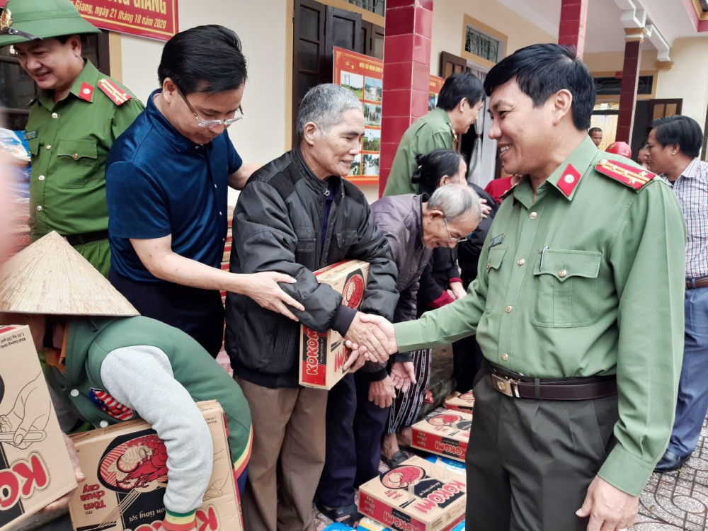 Đại tá Lê Khắc Thuyết giám đốc Công an tỉnh chia sẻ với những khó khăn của nhân dân vùng lũ Hương Giang huyện hương khê