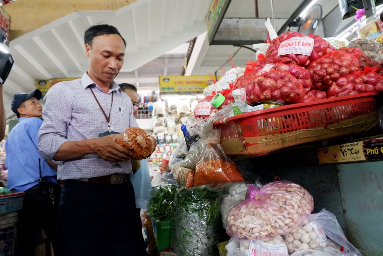 Kiểm tra an toàn thực phẩm tại chợ Hàn. Ảnh: VGP/Minh Trang