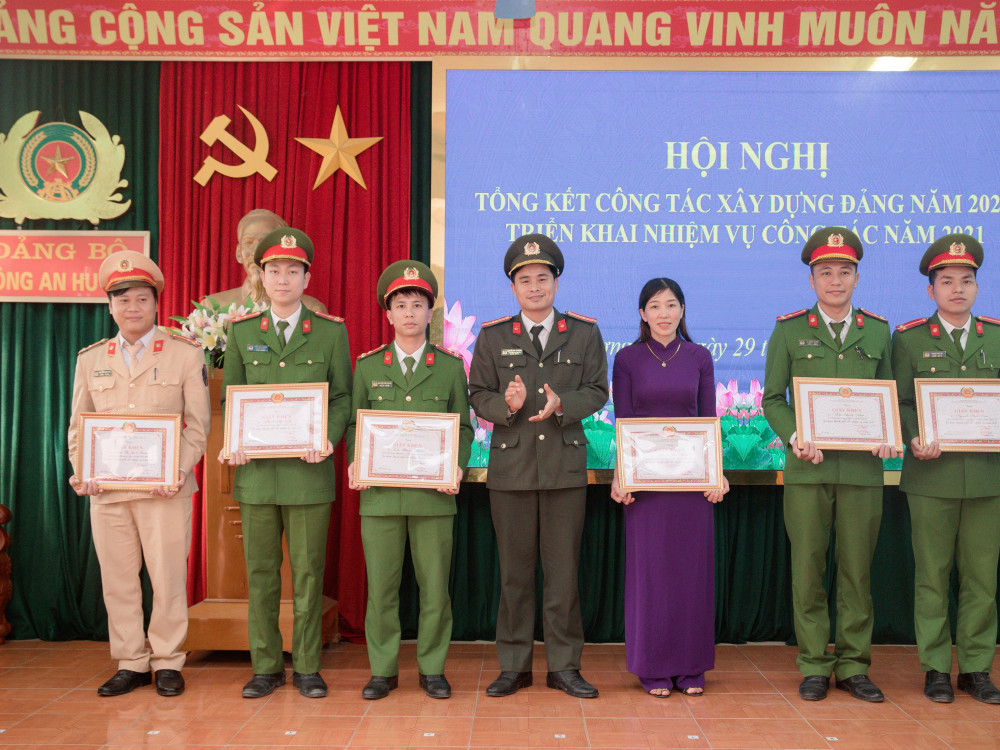 Đảng bộ Công an huyện khen thưởng 13 đảng viên đạt danh hiệu đảng viên “hoàn thành xuất sắc nhiệm vụ” (2)