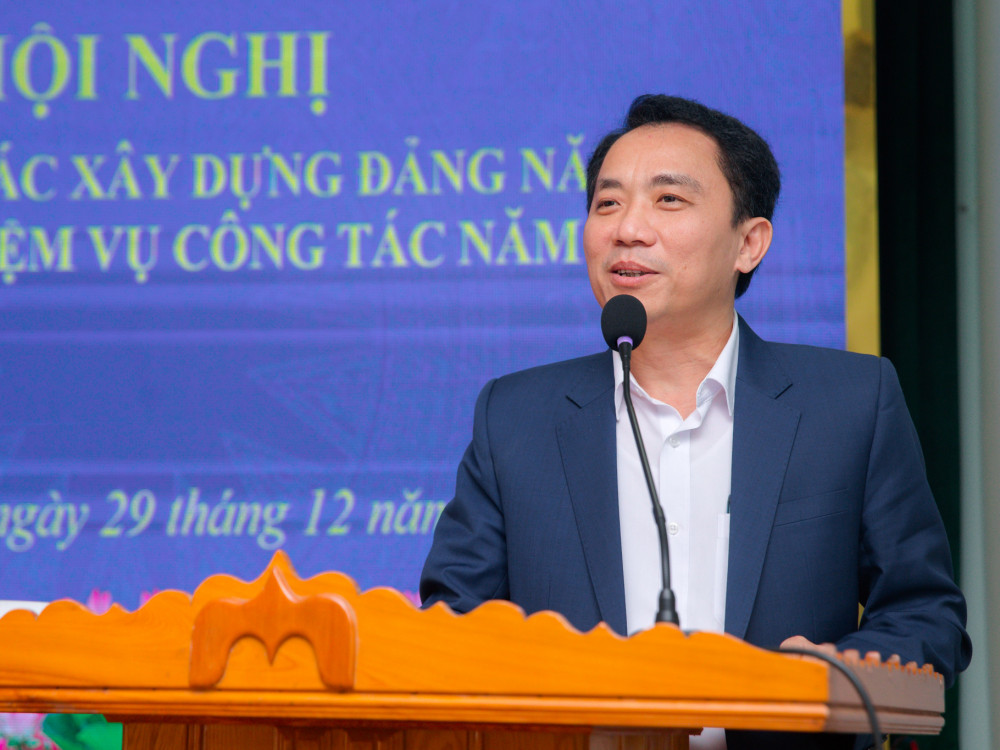 Đồng chí Nguyễn Quang Thọ, Chủ tịch Ủy ban nhân dân huyện phát biểu tại Hội nghị