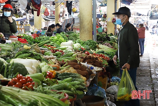 Thị trường sau tết, rau xanh, hải sản không bị “đội” giá