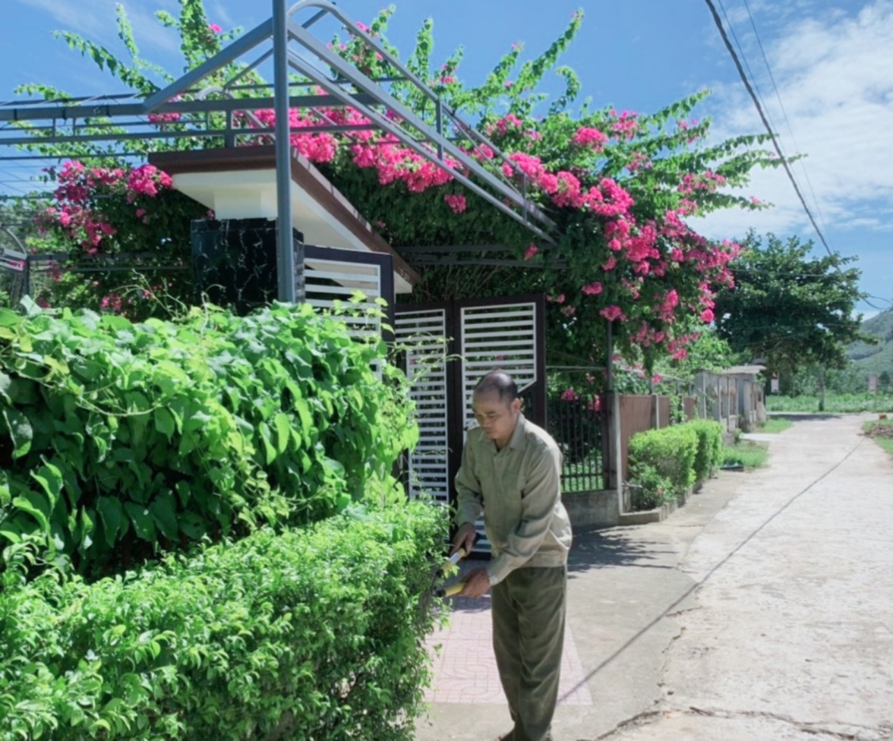 Để làm gương, Anh Ngô Đức Thống đã tiên phong trao xây dựng vườn mẫu đầu tiên của thôn Lâm Giang