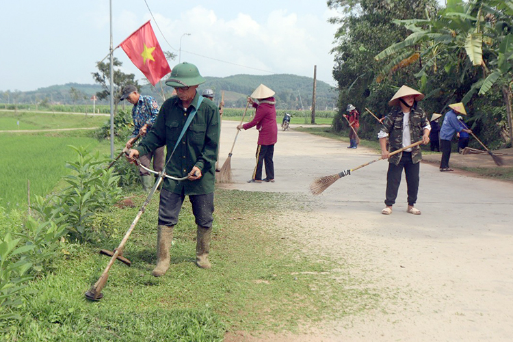 nguoi dan thon hung tien ra quan ve sinh moi truong tren truc duong chinh