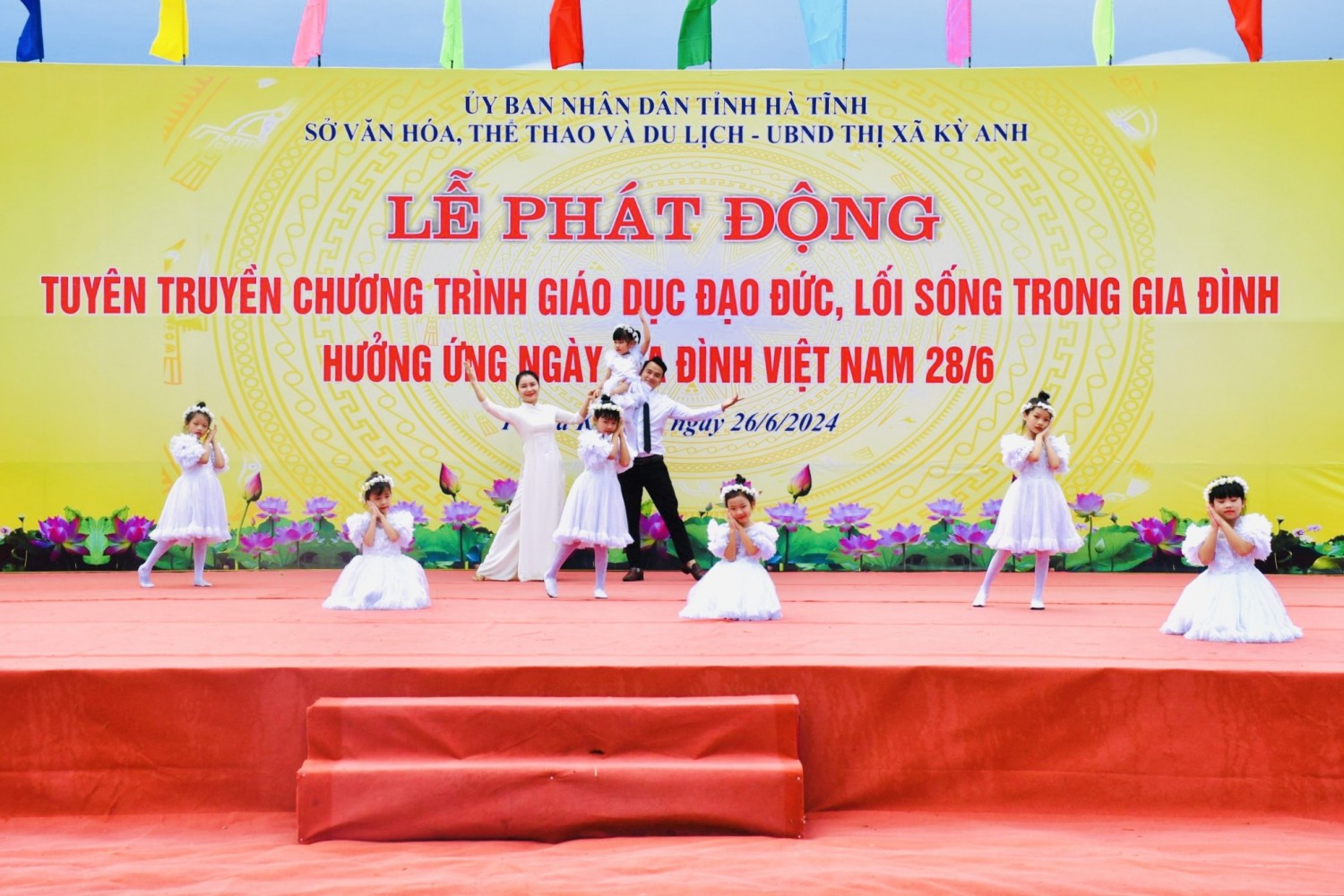 anh 2 chuong trinh van nghe tai le phat dong tuyen truyen giao duc dao duc loi song trong gia dinh