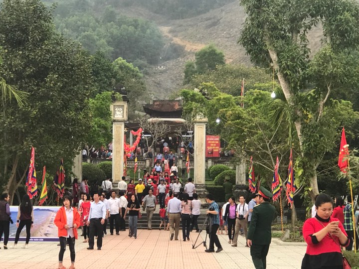 du khach den thap huong tai khu mo le huu trac vao ngay khai mac le hoi hai thuong lan ong le huu trac 2019