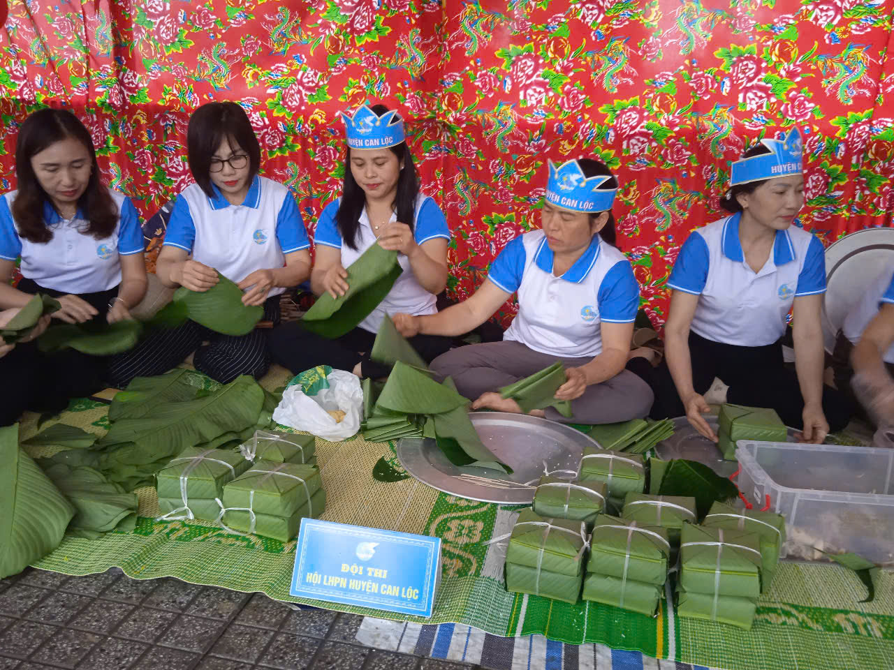 anh 2 cac doi thi tham gia goi banh chung va banh day