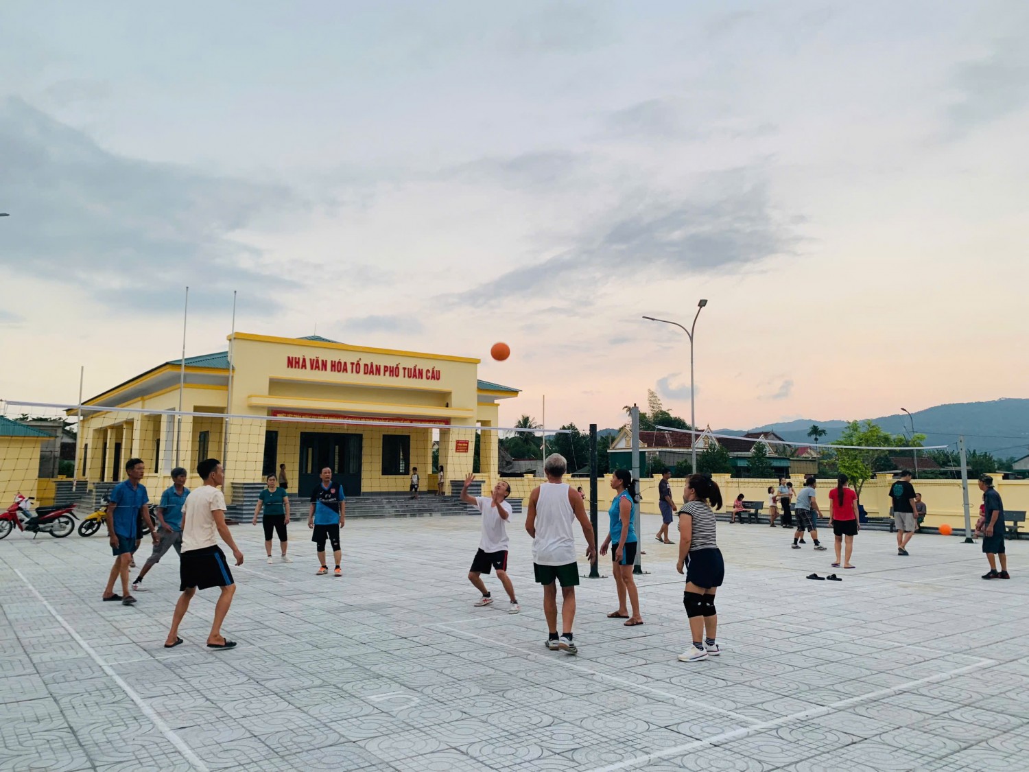 anh 6 nguoi dan to dan pho tuan cau phuong trung luong thi xa hong linh choi the thao