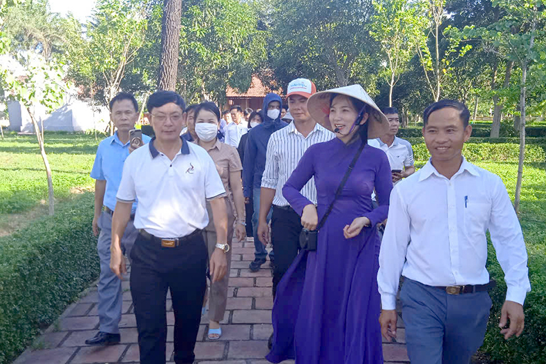 anh 5 hoc vien tham quan ban quan ly di tich nguyen du