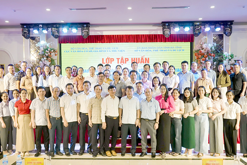 anh 6 cac hoc vien chup anh luu niem cung cac dong chi lanh dao