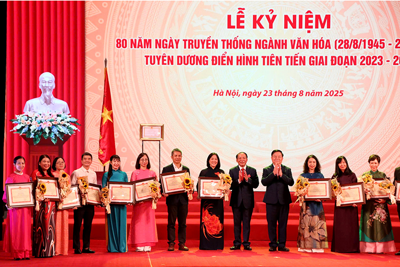 ca nhan dong chi tran viet hieu thu 4 tu trai sang nhan khen thuong tu bo van hoa the thao va du lich