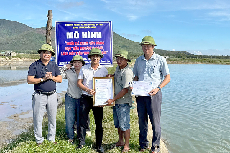 3 dai dien trung tam khuyen nong trao chung nhan vietgap cho chu co so nuoi ca chim vay vang tai phuong hai ninh