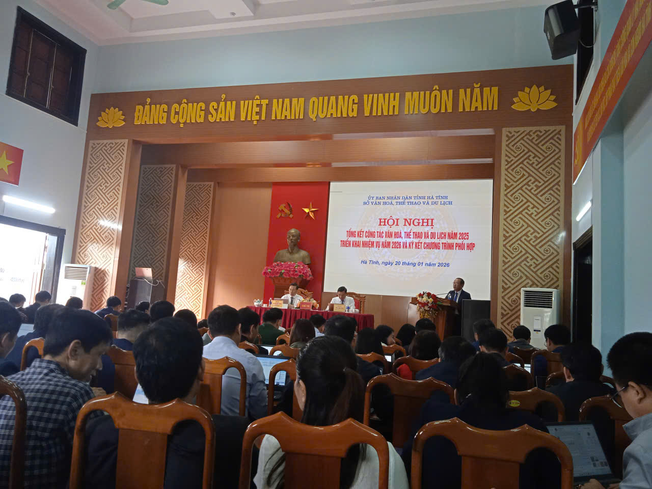 anh 1 toan canh hoi nghi