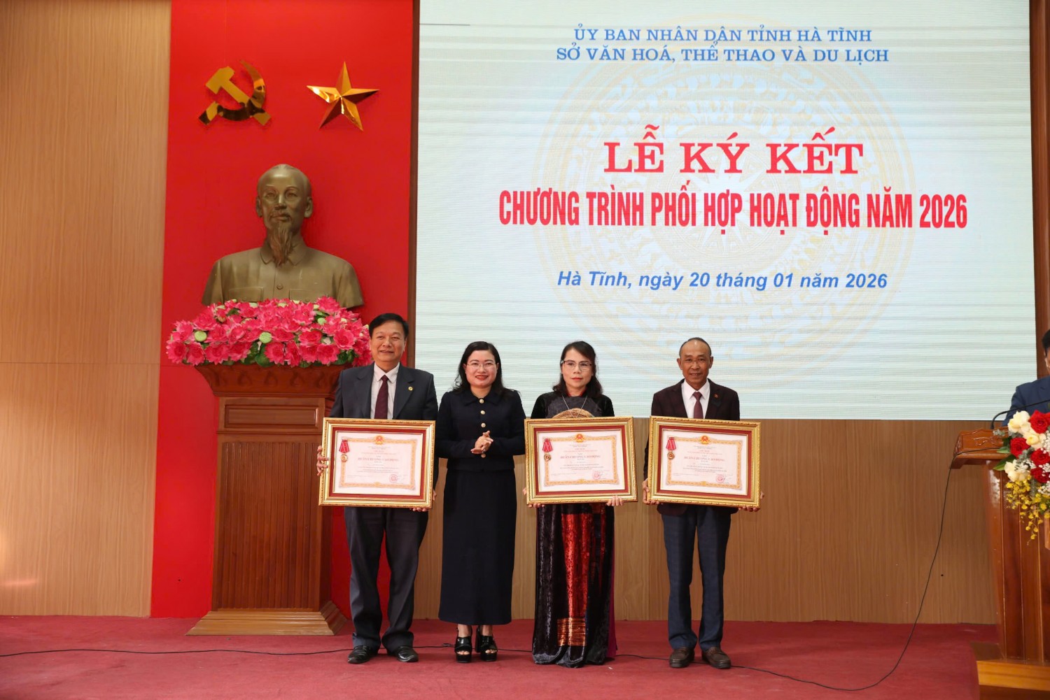 anh 4 pho chu tich ubnd tinh nguyen thi nguyet trao tang huan chuong lao dong hang iii cho 3 ca nhan