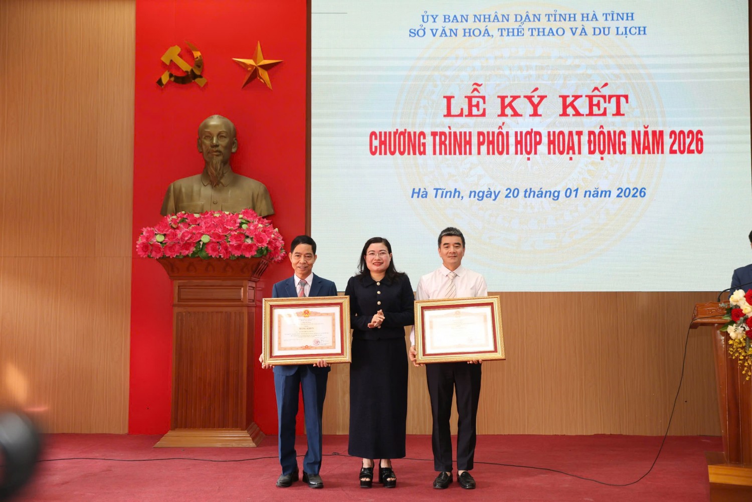 anh 5 pho chu tich ubnd tinh nguyen thi nguyet trao tang bang khen cua thu tuong chinh phu cho 02 ca nhan