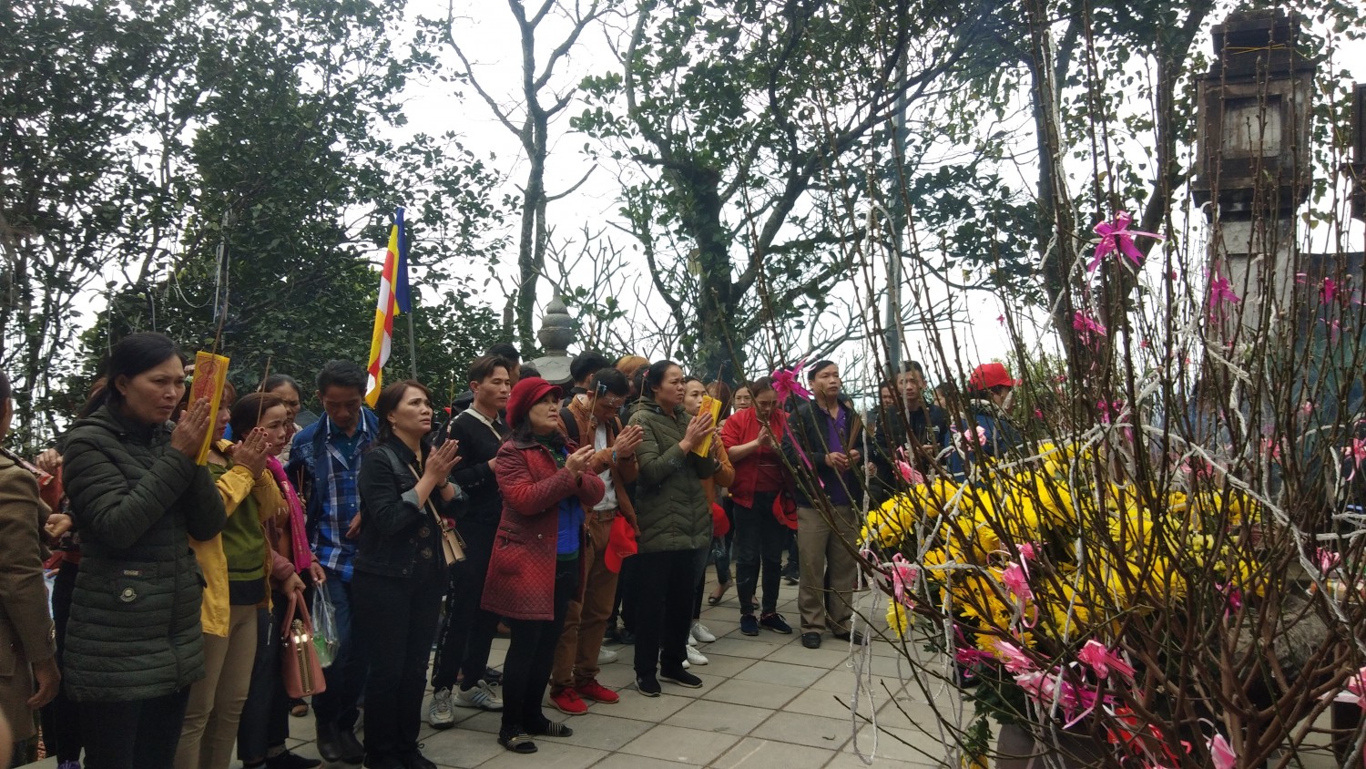 du khach tham quan chua huong sang mung 6 thang gieng nam canh ty nam 2020nguyen nga