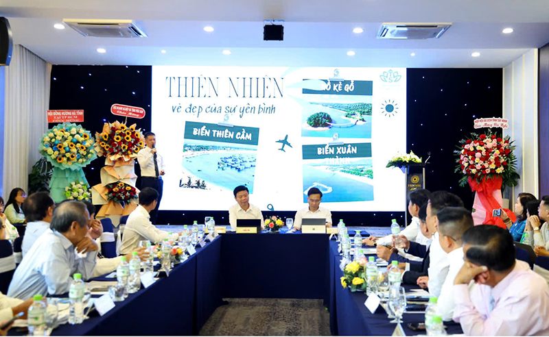 anh 2 ong nguyen tien trinh giam doc cong ty cp dau tu thuong mai dich vu va du lich thanh sen gioi thieu mot so tour du lich tieu bieu tai ha tinh