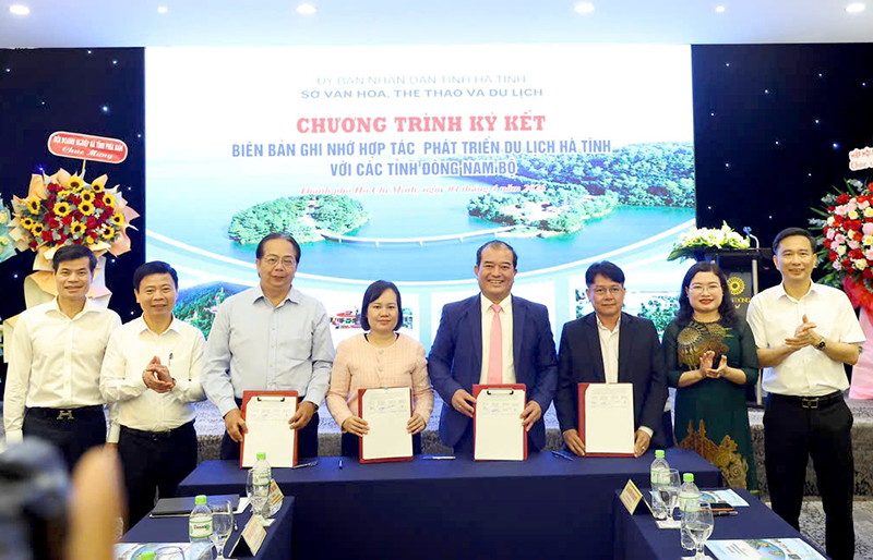 anh 4 dai dien lanh dao hiep hoi du lich ha tinh ky ket hop tac voi hiep hoi du lich cac tinh dong nam bo