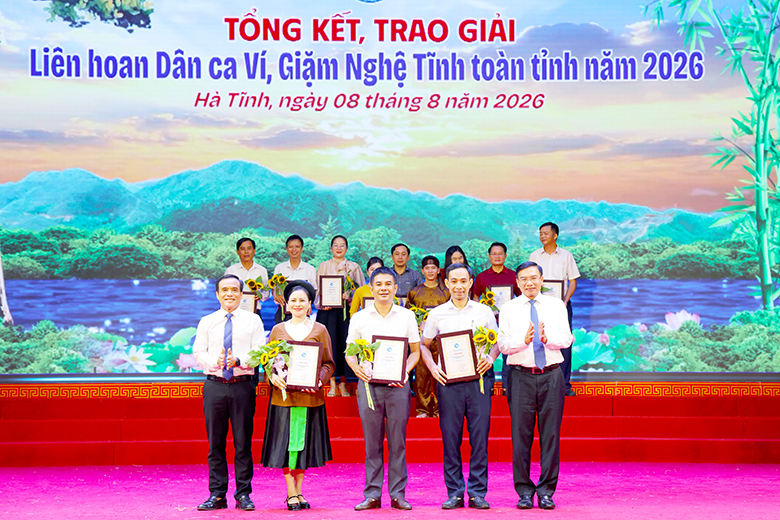 anh 2 ban to chuc trao 3 giai nhi cho 3 cau lac bo dan ca vi giam nghe tinh