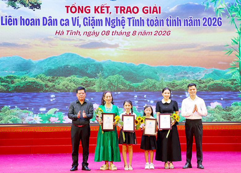 anh 6 ban chúc trao giai cho các ca nhân xut sắc